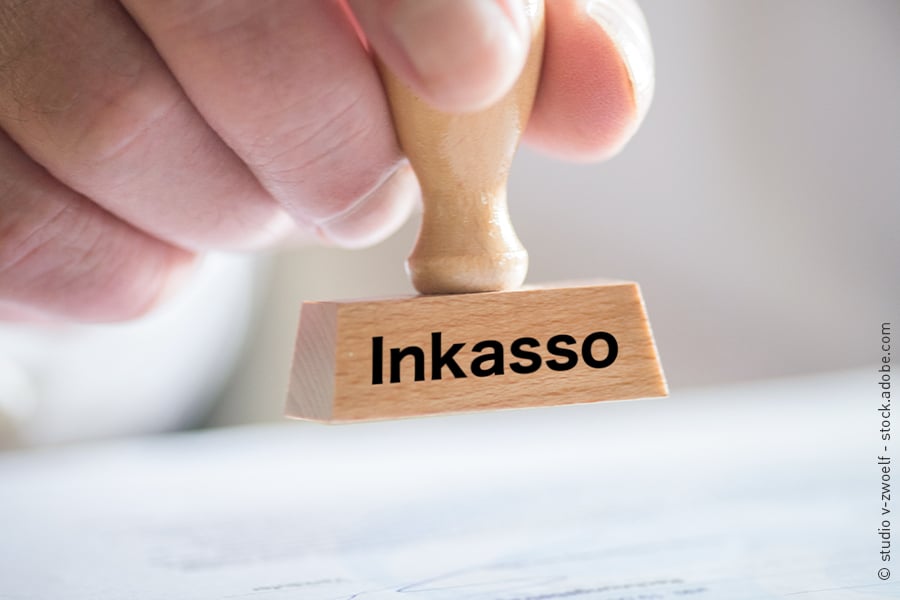 Eräs nainen tarkistaa, laskuun saatu maksusuoritus.